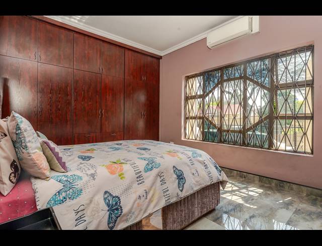 6 BEDROOM FREESTANDING FOR SALE IN VORNA VALLEY